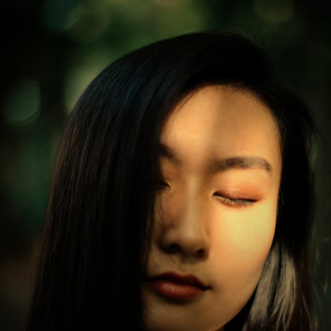 Een rustig portret met gesloten ogen in zacht licht